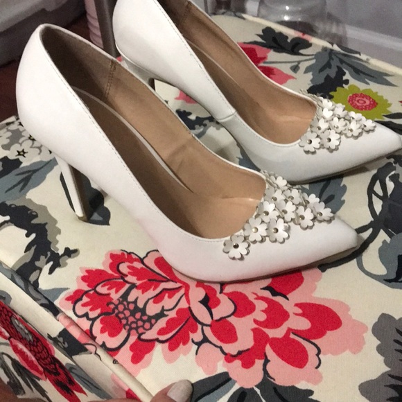 LC Lauren Conrad Shoes - NWOT LC Lauren Conrad White Floral Heels
